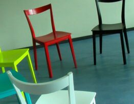 sillas de madera de colores