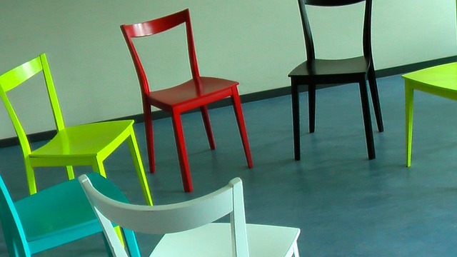 sillas de madera de colores