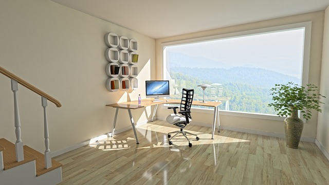 oficina con suelo de madera