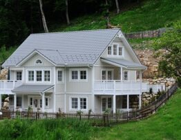 casa de madera blanca
