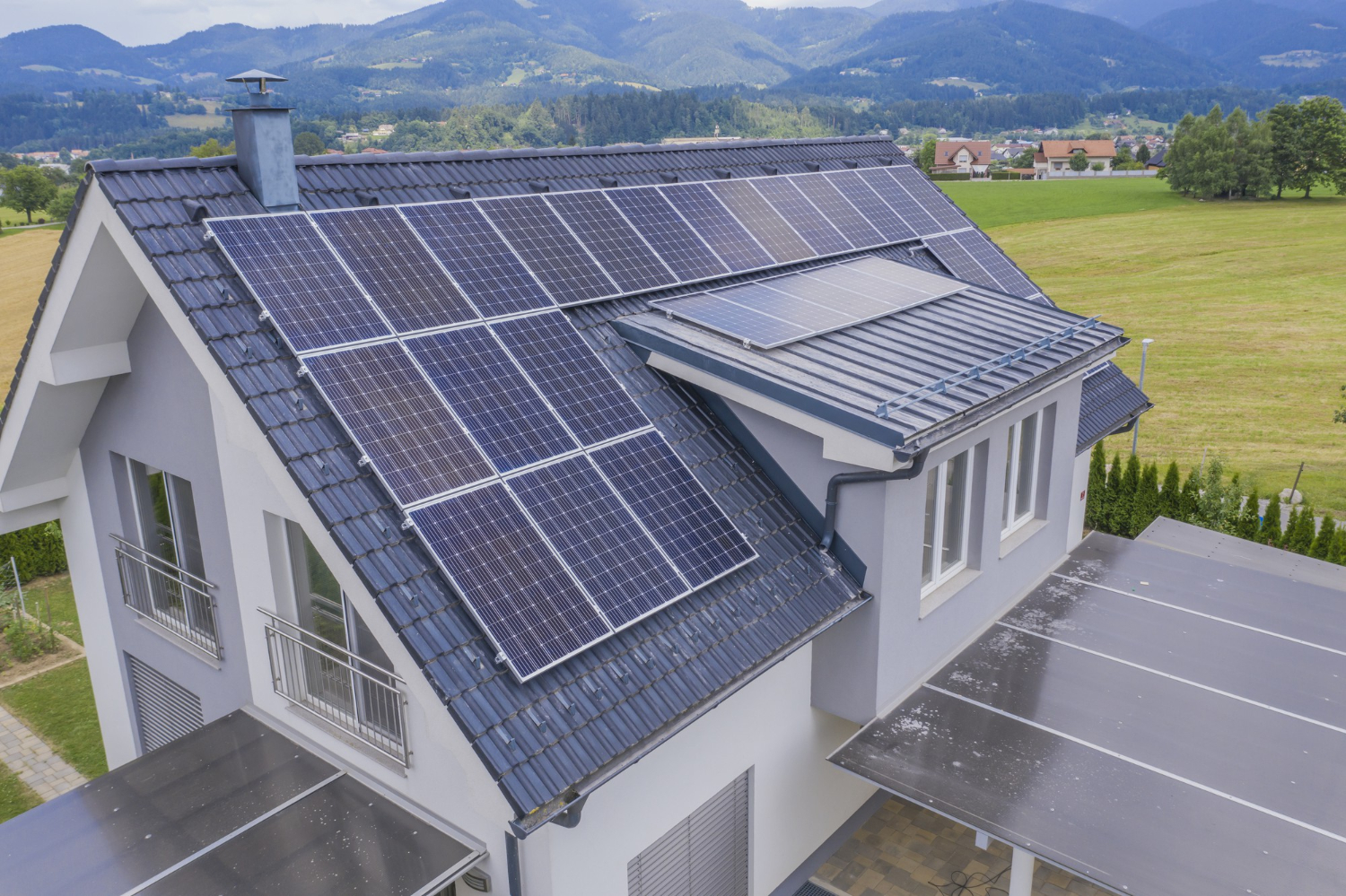 casa con tejado azul placa solar
